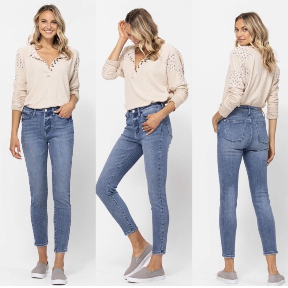 Judy Blue Women's Relaxed Straight Leg Blue Jeans Jr 11/30 Classic Casual - Picture 2 of 15